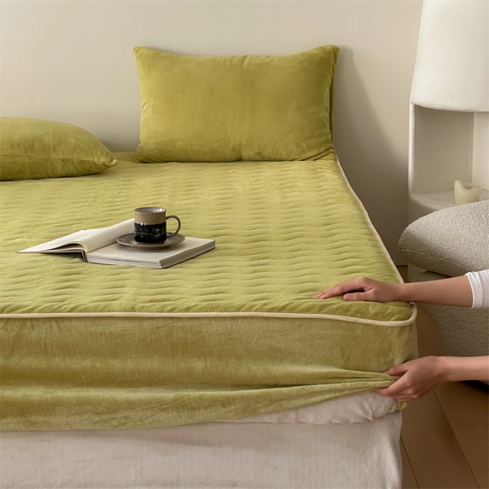 91家纺网 家纺一手货源 找家纺 三味舒屋 2024新款230g牛奶绒夹棉床笠 水波芥末绿