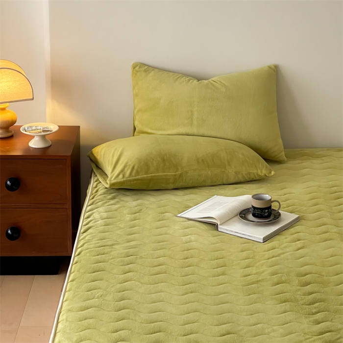 91家纺网 家纺一手货源 找家纺 三味舒屋 2024新款230g牛奶绒夹棉床笠 水波芥末绿