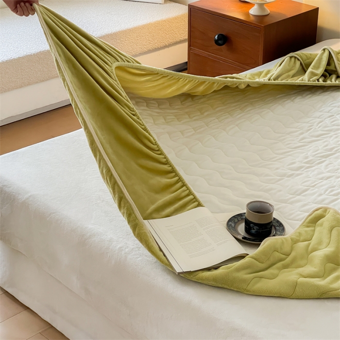 91家纺网 家纺一手货源 找家纺 三味舒屋 2024新款230g牛奶绒夹棉床笠 水波芥末绿