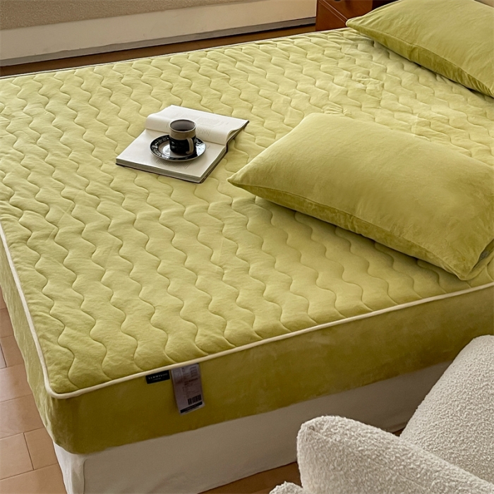 91家纺网 家纺一手货源 找家纺 三味舒屋 2024新款230g牛奶绒夹棉床笠 水波芥末绿