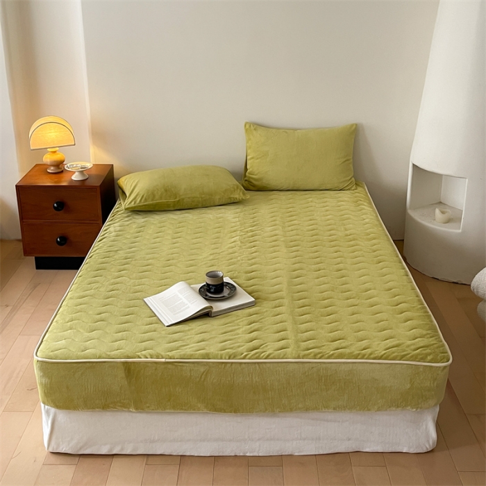 91家纺网 家纺一手货源 找家纺 三味舒屋 2024新款230g牛奶绒夹棉床笠 水波芥末绿