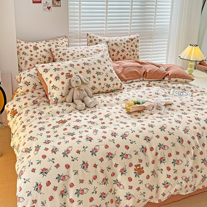 91家纺网 家纺一手货源 找家纺 暖芯优选2023新款超柔有氧小竺提花棉双层纱学生四件套 玫瑰小熊