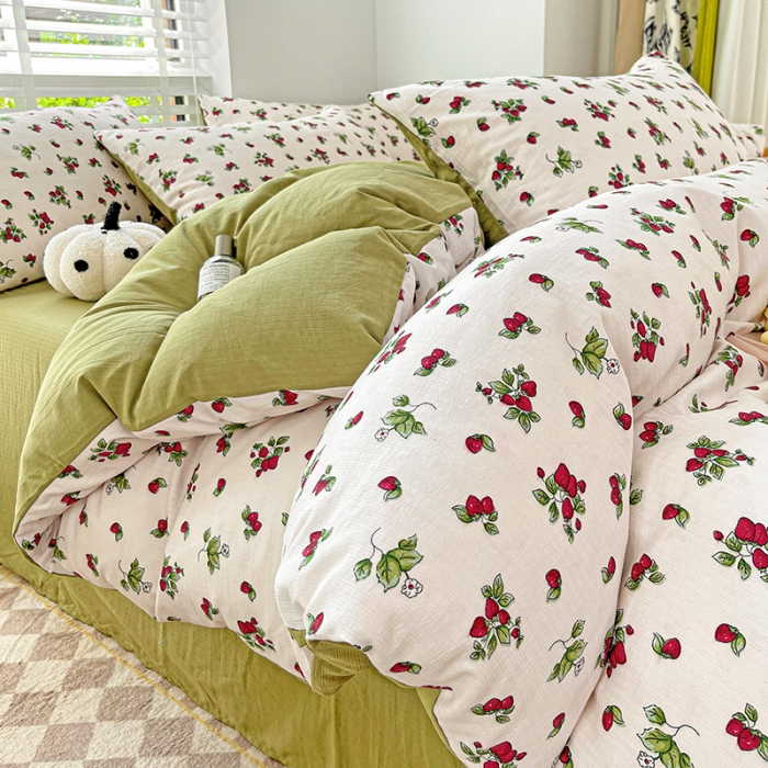 91家纺网 家纺一手货源 找家纺 暖芯优选2023新款超柔有氧小竺提花棉双层纱学生四件套 小草莓