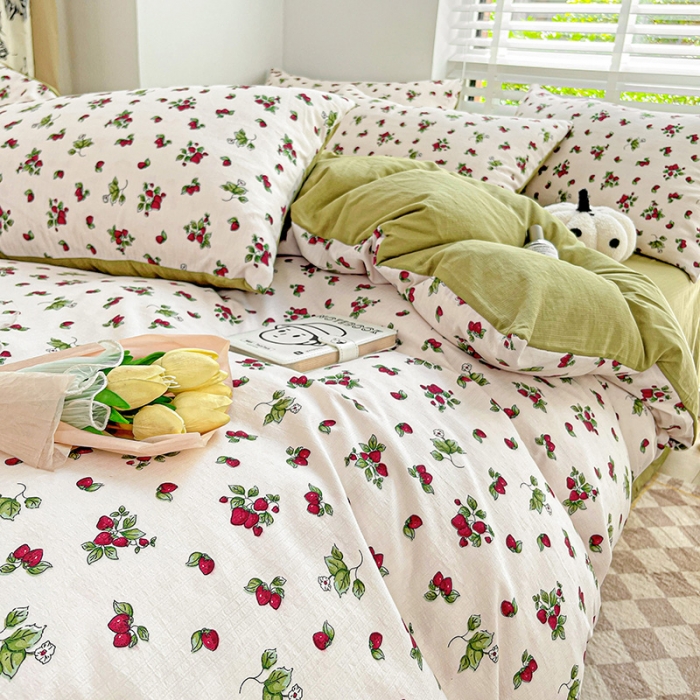 91家纺网 家纺一手货源 找家纺 暖芯优选2023新款超柔有氧小竺提花棉双层纱学生四件套 小草莓