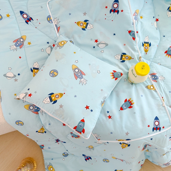 91家纺网 家纺一手货源 找家纺 良佐生活 2023新款A类60支全棉儿童多功能抱枕被 火箭