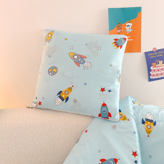 91家纺网 家纺一手货源 找家纺 良佐生活 2023新款A类60支全棉儿童多功能抱枕被 火箭