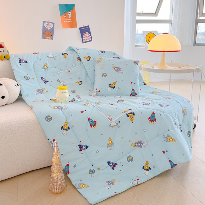 91家纺网 家纺一手货源 找家纺 良佐生活 2023新款A类60支全棉儿童多功能抱枕被 火箭