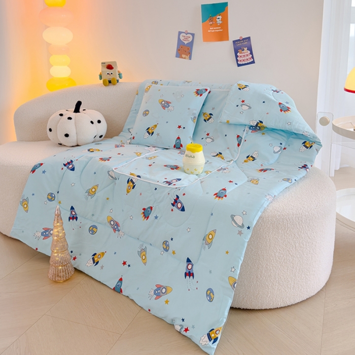 91家纺网 家纺一手货源 找家纺 良佐生活 2023新款A类60支全棉儿童多功能抱枕被 火箭