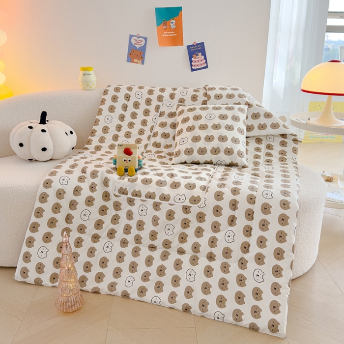 91家纺网 家纺一手货源 找家纺 良佐生活 2023新款A类60支全棉儿童多功能抱枕被 小熊欢乐谷