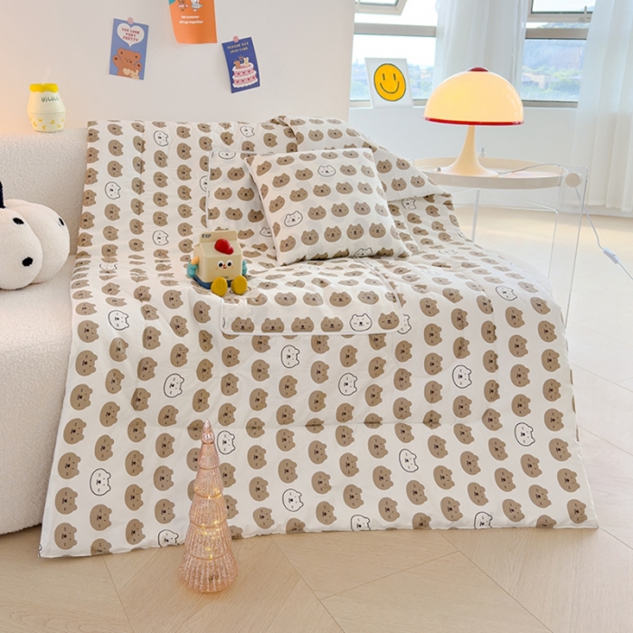 91家纺网 家纺一手货源 找家纺 良佐生活 2023新款A类60支全棉儿童多功能抱枕被 小熊欢乐谷