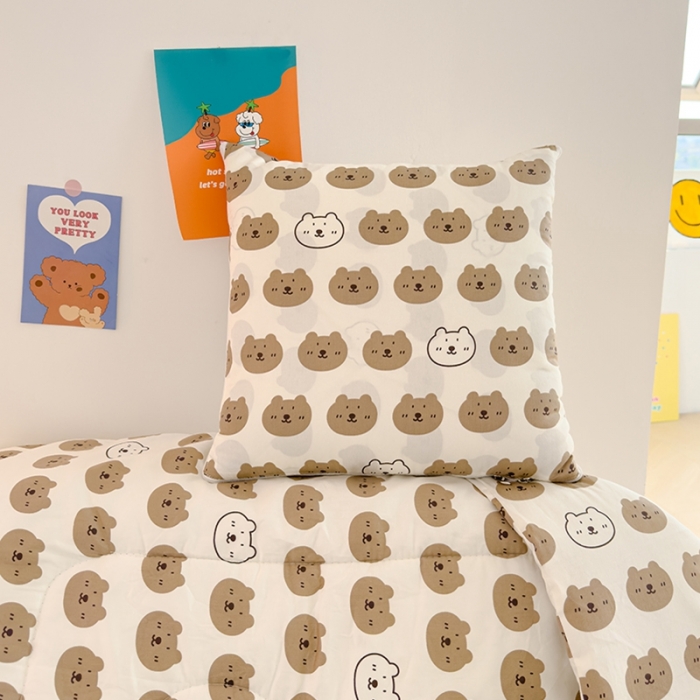 91家纺网 家纺一手货源 找家纺 良佐生活 2023新款A类60支全棉儿童多功能抱枕被 小熊欢乐谷