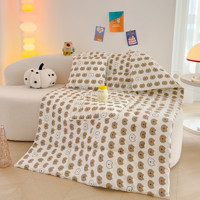 91家纺网 家纺一手货源 找家纺 良佐生活 2023新款A类60支全棉儿童多功能抱枕被 小熊欢乐谷