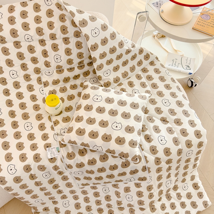 91家纺网 家纺一手货源 找家纺 良佐生活 2023新款A类60支全棉儿童多功能抱枕被 小熊欢乐谷