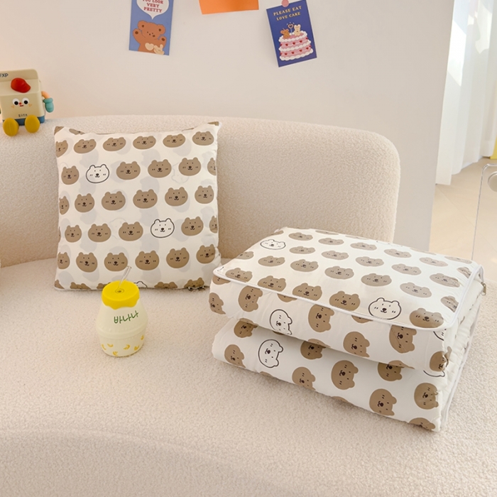91家纺网 家纺一手货源 找家纺 良佐生活 2023新款A类60支全棉儿童多功能抱枕被 小熊欢乐谷