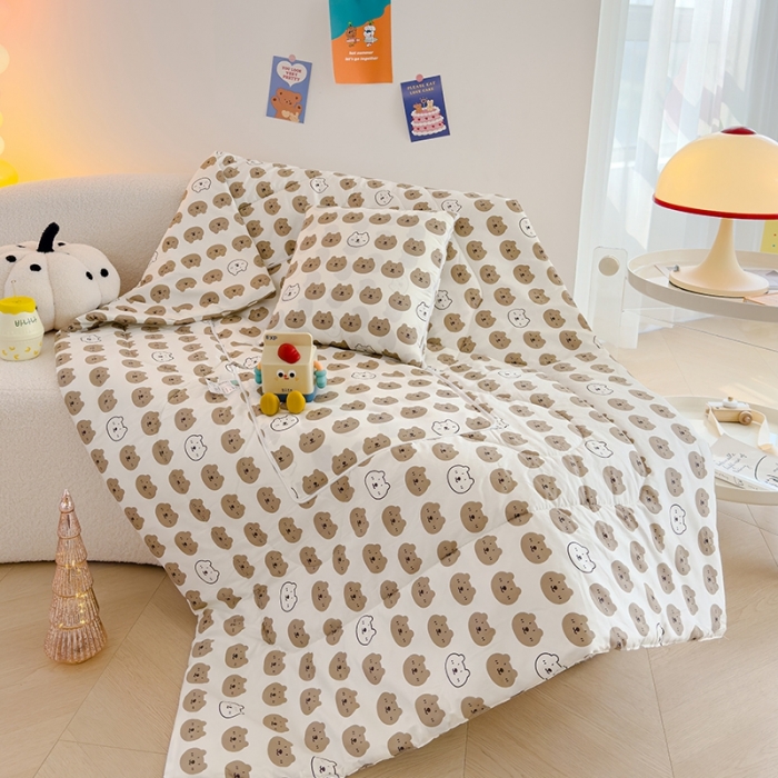 91家纺网 家纺一手货源 找家纺 良佐生活 2023新款A类60支全棉儿童多功能抱枕被 小熊欢乐谷