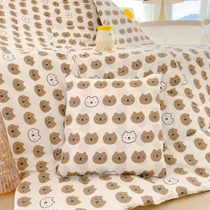 91家纺网 家纺一手货源 找家纺 良佐生活 2023新款A类60支全棉儿童多功能抱枕被 小熊欢乐谷