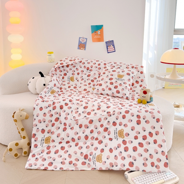 91家纺网 家纺一手货源 找家纺 良佐生活 2023新款A类60支全棉儿童多功能抱枕被 草莓满满