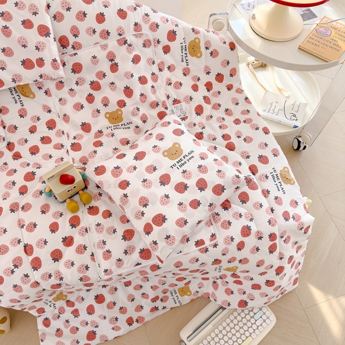 91家纺网 家纺一手货源 找家纺 良佐生活 2023新款A类60支全棉儿童多功能抱枕被 草莓满满