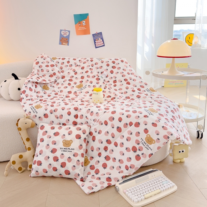 91家纺网 家纺一手货源 找家纺 良佐生活 2023新款A类60支全棉儿童多功能抱枕被 草莓满满