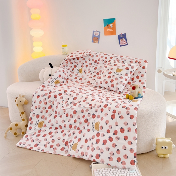 91家纺网 家纺一手货源 找家纺 良佐生活 2023新款A类60支全棉儿童多功能抱枕被 草莓满满