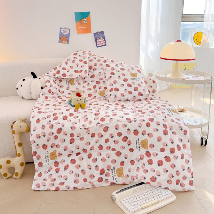 91家纺网 家纺一手货源 找家纺 良佐生活 2023新款A类60支全棉儿童多功能抱枕被 草莓满满