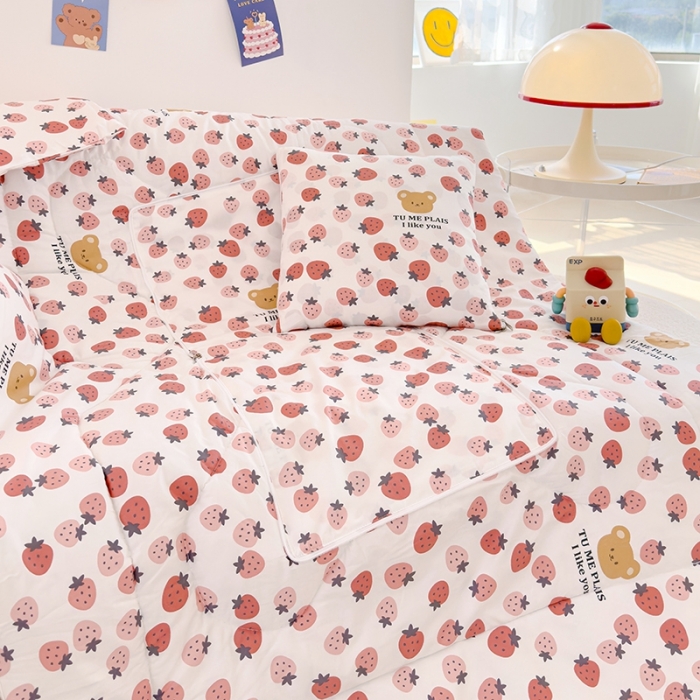 91家纺网 家纺一手货源 找家纺 良佐生活 2023新款A类60支全棉儿童多功能抱枕被 草莓满满