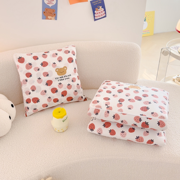 91家纺网 家纺一手货源 找家纺 良佐生活 2023新款A类60支全棉儿童多功能抱枕被 草莓满满
