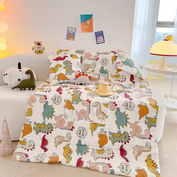 91家纺网 家纺一手货源 找家纺 良佐生活 2023新款A类60支全棉儿童多功能抱枕被 漫步恐龙