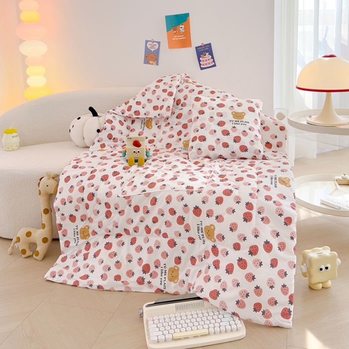 91家纺网 家纺一手货源 找家纺 良佐生活 2023新款A类60支全棉儿童多功能抱枕被 草莓满满