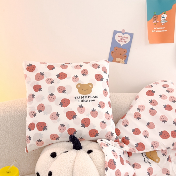 91家纺网 家纺一手货源 找家纺 良佐生活 2023新款A类60支全棉儿童多功能抱枕被 草莓满满