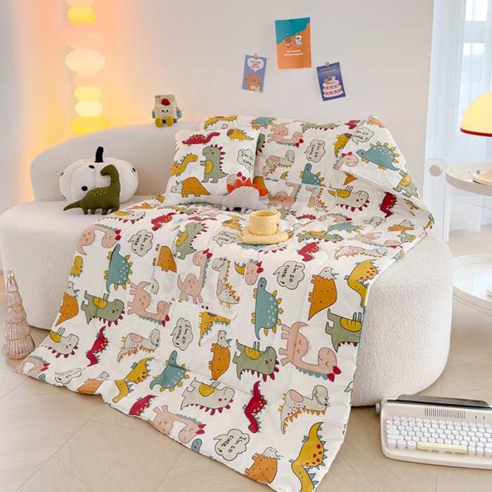 91家纺网 家纺一手货源 找家纺 良佐生活 2023新款A类60支全棉儿童多功能抱枕被 漫步恐龙