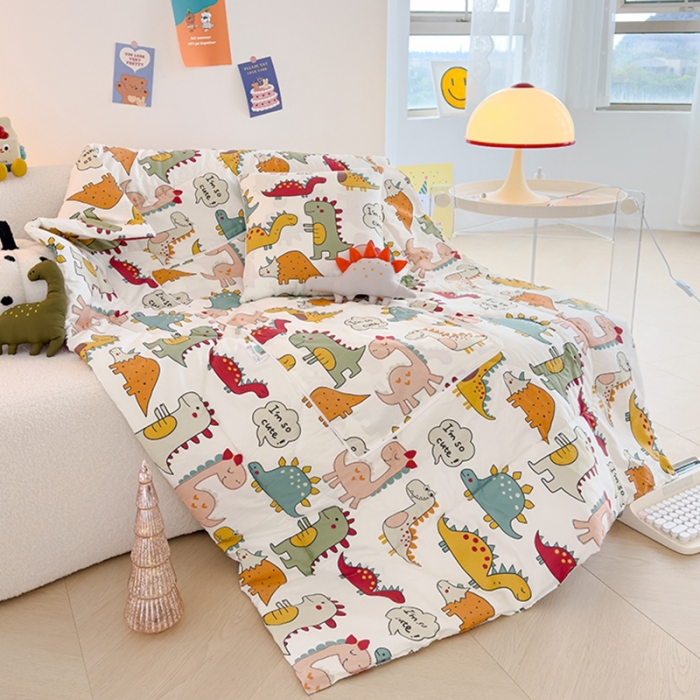 91家纺网 家纺一手货源 找家纺 良佐生活 2023新款A类60支全棉儿童多功能抱枕被 漫步恐龙