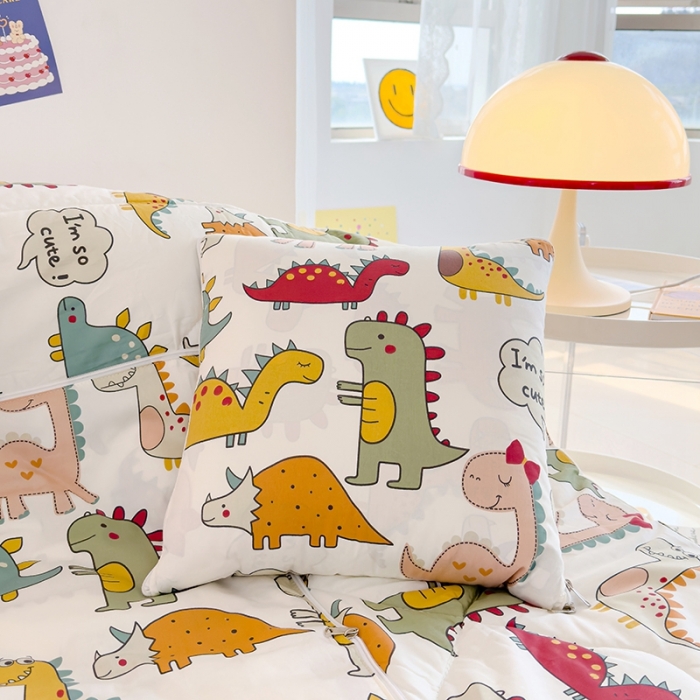 91家纺网 家纺一手货源 找家纺 良佐生活 2023新款A类60支全棉儿童多功能抱枕被 漫步恐龙