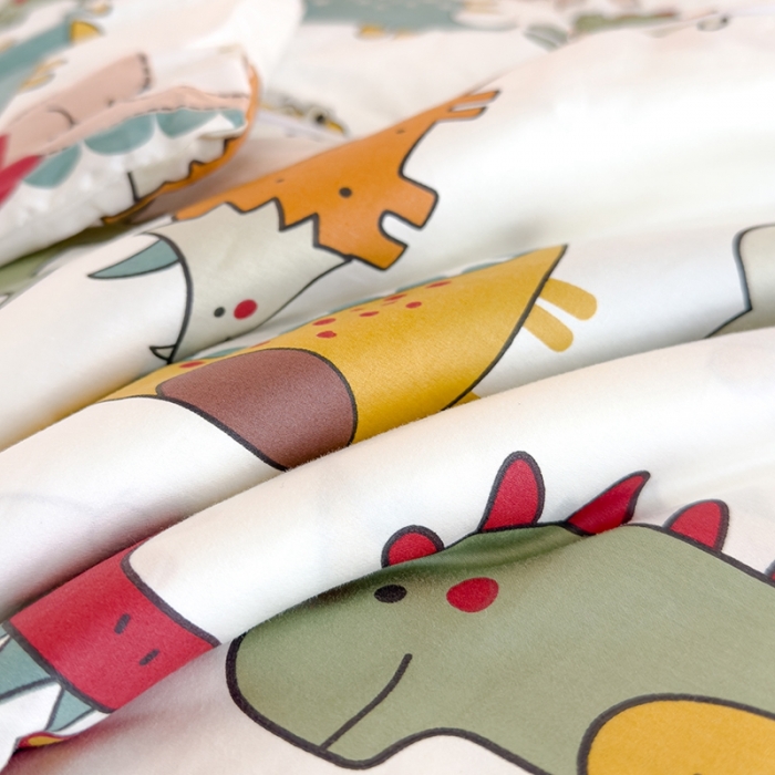 91家纺网 家纺一手货源 找家纺 良佐生活 2023新款A类60支全棉儿童多功能抱枕被 漫步恐龙