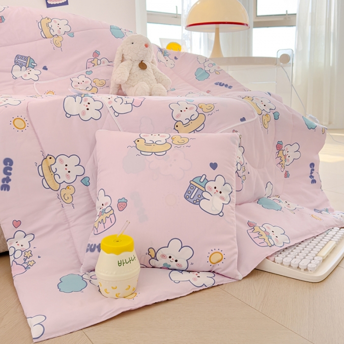 91家纺网 家纺一手货源 找家纺 良佐生活 2023新款A类60支全棉儿童多功能抱枕被 贝塔粉