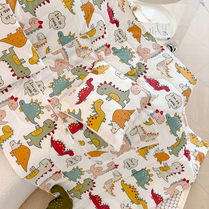 91家纺网 家纺一手货源 找家纺 良佐生活 2023新款A类60支全棉儿童多功能抱枕被 漫步恐龙