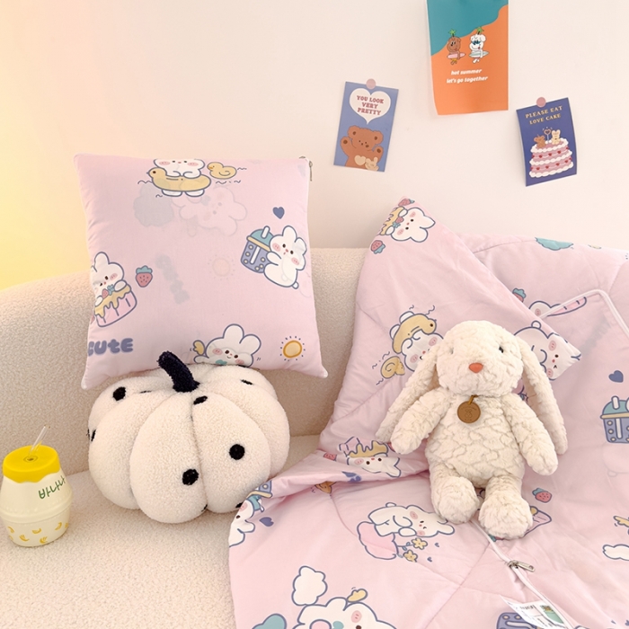 91家纺网 家纺一手货源 找家纺 良佐生活 2023新款A类60支全棉儿童多功能抱枕被 贝塔粉