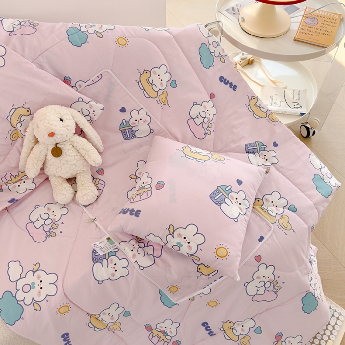 91家纺网 家纺一手货源 找家纺 良佐生活 2023新款A类60支全棉儿童多功能抱枕被 贝塔粉