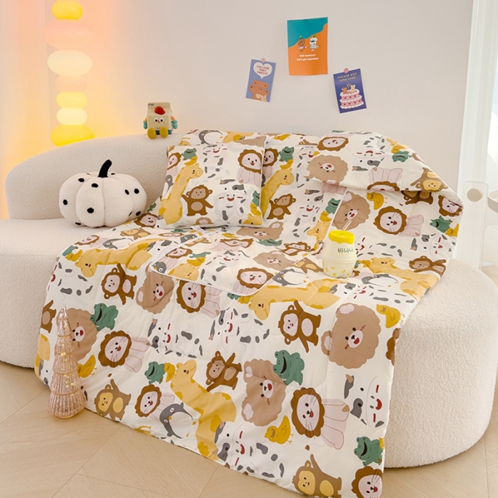 91家纺网 家纺一手货源 找家纺 良佐生活 2023新款A类60支全棉儿童多功能抱枕被 奇幻丛林