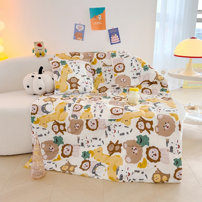 91家纺网 家纺一手货源 找家纺 良佐生活 2023新款A类60支全棉儿童多功能抱枕被 奇幻丛林