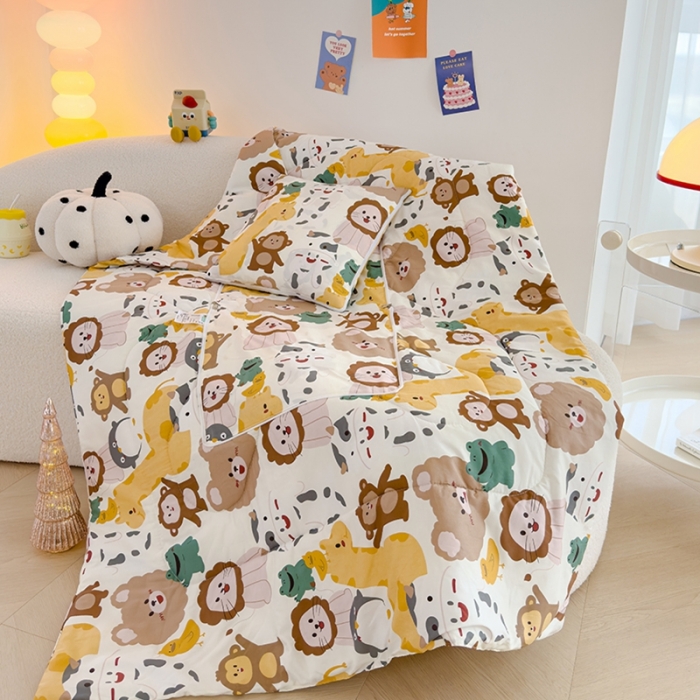 91家纺网 家纺一手货源 找家纺 良佐生活 2023新款A类60支全棉儿童多功能抱枕被 奇幻丛林