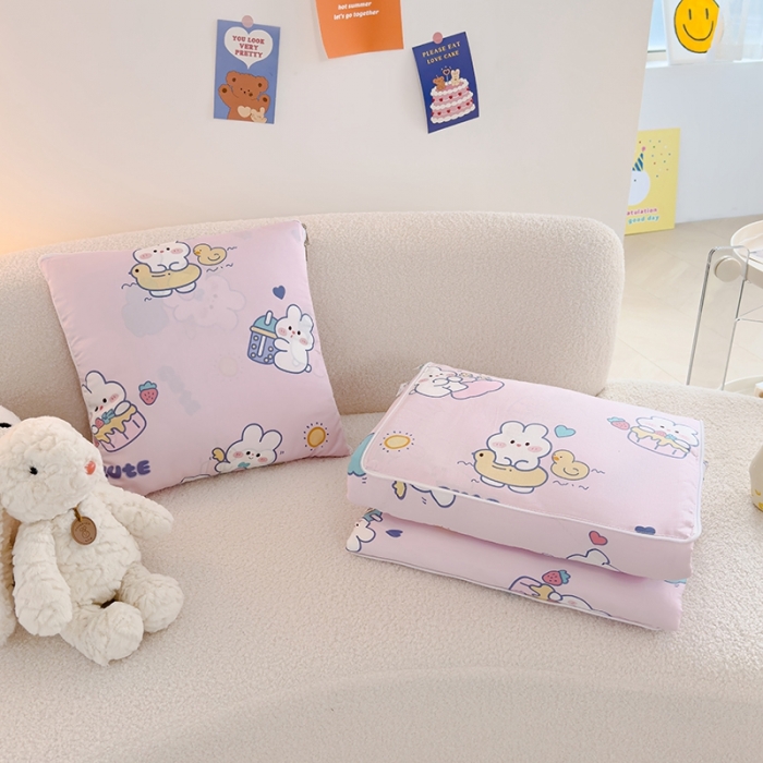 91家纺网 家纺一手货源 找家纺 良佐生活 2023新款A类60支全棉儿童多功能抱枕被 贝塔粉