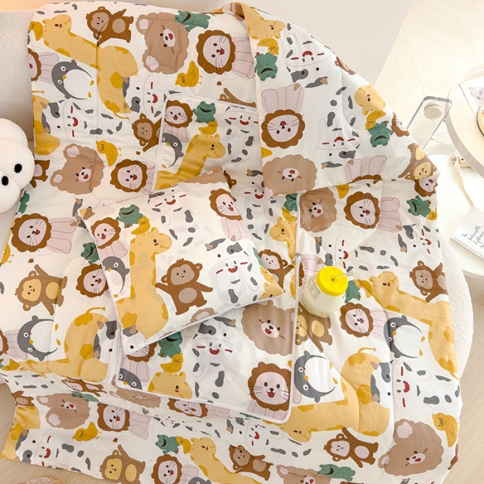 91家纺网 家纺一手货源 找家纺 良佐生活 2023新款A类60支全棉儿童多功能抱枕被 奇幻丛林