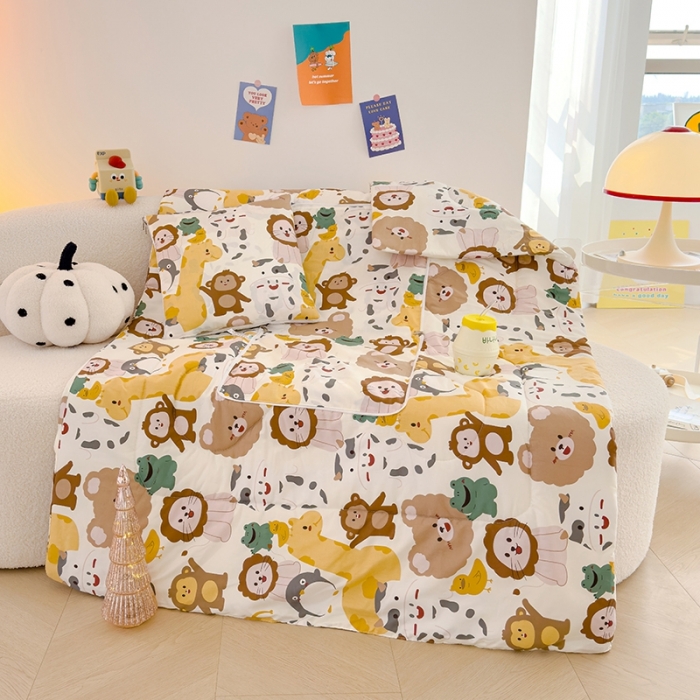 91家纺网 家纺一手货源 找家纺 良佐生活 2023新款A类60支全棉儿童多功能抱枕被 奇幻丛林