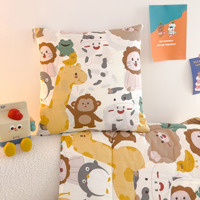 91家纺网 家纺一手货源 找家纺 良佐生活 2023新款A类60支全棉儿童多功能抱枕被 奇幻丛林