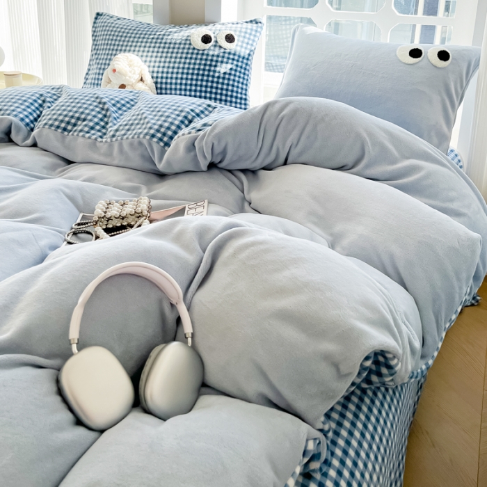 91家纺网 家纺一手货源 找家纺 慕尚家纺 2025新款牛奶绒大眼睛系列四件套 芭比白云石