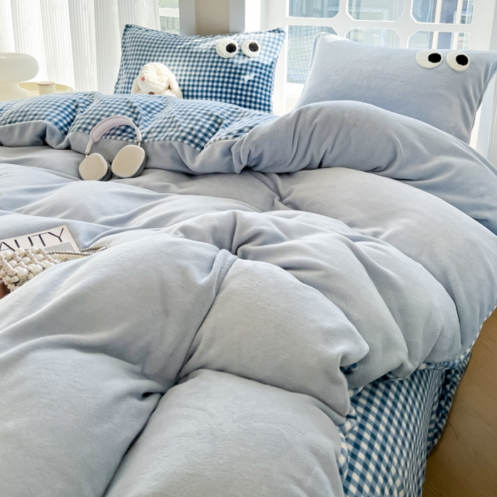 91家纺网 家纺一手货源 找家纺 慕尚家纺 2025新款牛奶绒大眼睛系列四件套 芭比白云石