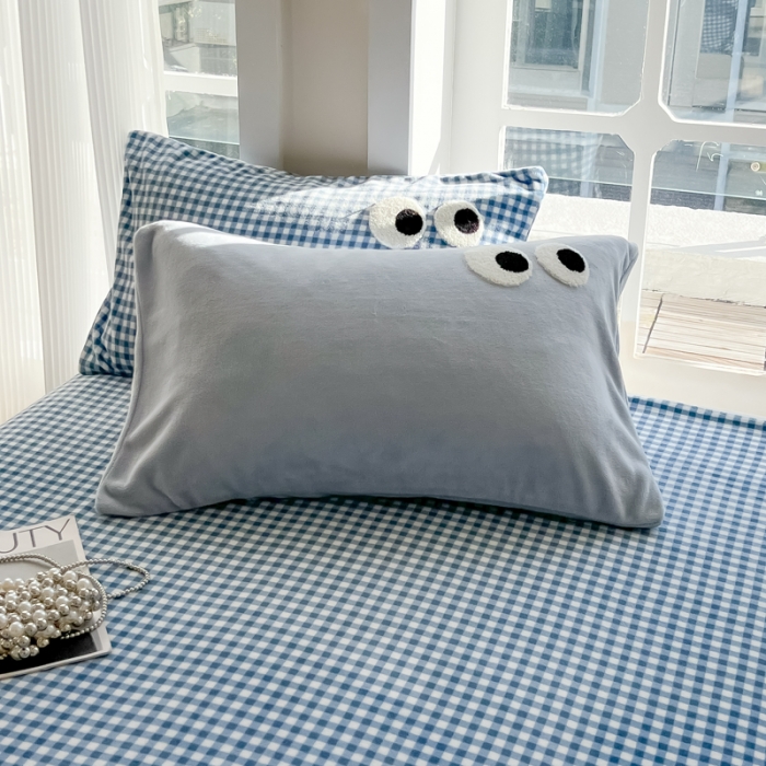 91家纺网 家纺一手货源 找家纺 慕尚家纺 2025新款牛奶绒大眼睛系列四件套 芭比白云石