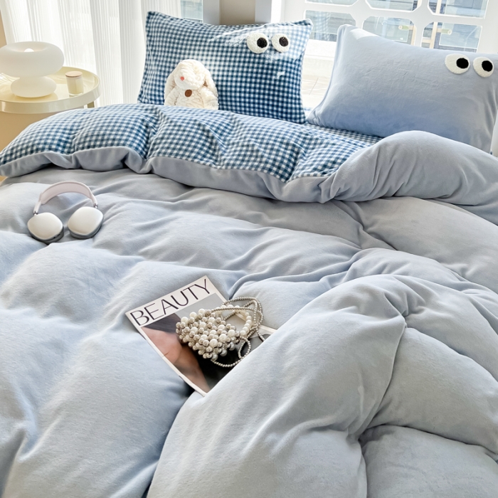 91家纺网 家纺一手货源 找家纺 慕尚家纺 2025新款牛奶绒大眼睛系列四件套 芭比白云石