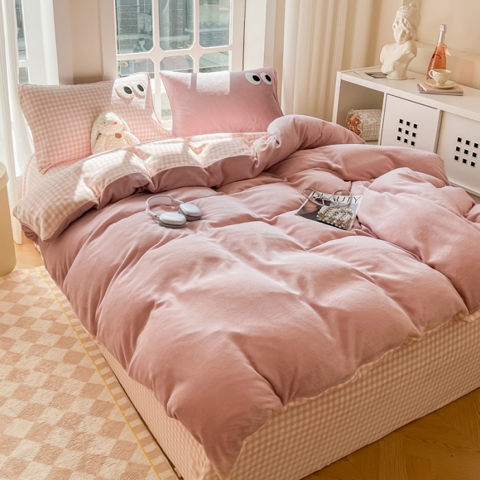 91家纺网 家纺一手货源 找家纺 慕尚家纺 2025新款牛奶绒大眼睛系列四件套 芭比粉豆沙